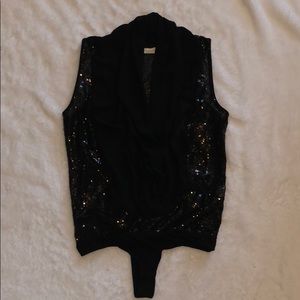 Sleeveless sequined body suit.